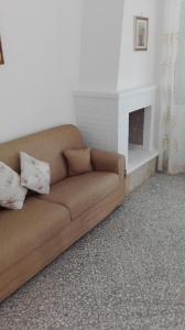 莫诺波利Villino S.Gerard的带壁炉的客厅内的棕色沙发