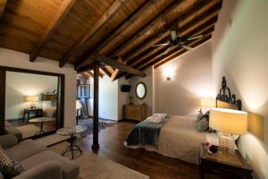 夸科斯德尤斯特CR La CASONA de VALFRIO - Alquiler completo的一间卧室设有一张床和一间客厅。