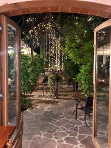比拉德劳Hostal La Guineu的庭院配有椅子和树木及灯光