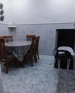 乔治市Bayan Baru Homestay @ Taman Sri Nibong的一间带桌椅和壁炉的用餐室
