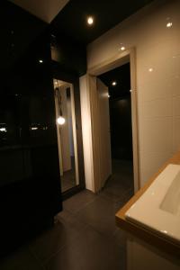 凯尔采APARTAMENT ZAGNAŃSKA - Garaż的一间带水槽和镜子的浴室