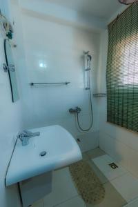 海岸角Rans Hill Lodge的白色的浴室设有水槽和淋浴。