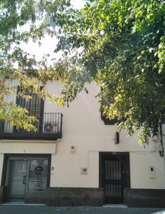 科尔多瓦La Casa De Clara Córdoba的白色的建筑,旁边设有阳台