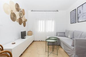 滨海托萨Apartments Mar de Tossa的白色的客厅配有沙发和桌子