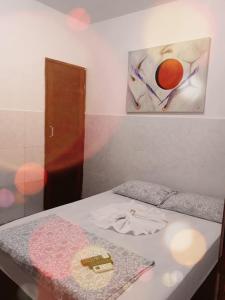 马塞约POUSADA OLÍMPIA的一间房间,墙上挂着一张桌子和一幅画