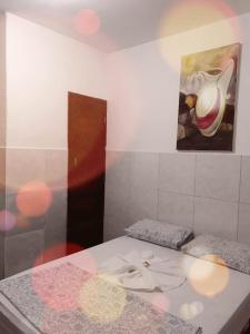 马塞约POUSADA OLÍMPIA的一间设有一张床的客房,墙上挂着一幅画