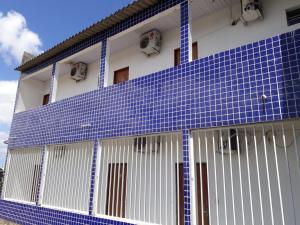 马塞约POUSADA OLÍMPIA的一边是蓝色瓷砖的建筑