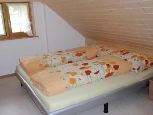 布鲁利绍尔Ferienwohnung Brülisauer的一张床上有两个枕头的房间
