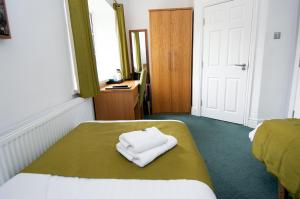 凯珀尔克里格Plas y Brenin的一间设有两张床的房间和床上的白色毛巾