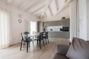 滕诺Terrazze sul Garda的厨房以及带桌椅的用餐室。