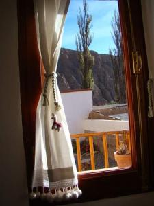 蒂尔卡拉Rinconcito en Tilcara的窗户上挂着泰迪熊的窗帘