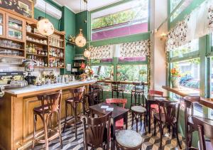雅典Caryatis Apartment的餐厅内带桌椅的酒吧