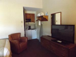 奥格登斯堡Windjammer Lodge的酒店客房带电视和椅子