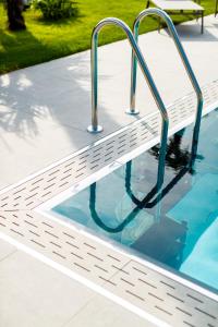 阿科ALEA - Garda Lake Suite的水中带金属梯的游泳池