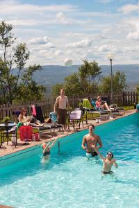 希塞里贝克朗博格茨运动酒店的一群人在游泳池玩耍