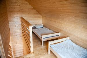 Pod Dębami Wicie- domki drewniane nad morzem客房内的一张或多张床位