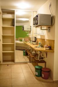 波萨达斯AVEMAR Apart Hotel的一个带柜台和水槽的厨房