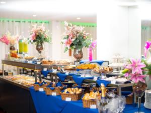 圣保罗Hotel Normandie的蓝色餐桌上的自助餐