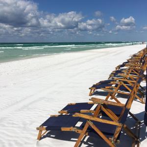 德斯坦Resort Getaway的海滩上一排沙滩椅