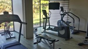 卡宴Grand Hotel Montabo的健身房设有数辆健身自行车和电视