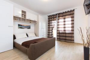 克尔克Guest House Krk Town Centre的一间卧室设有一张大床和一个窗户。