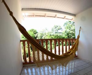 伊瓜苏Casa com varanda próximo da Natureza的房屋阳台的吊床