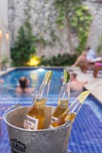 卡塔赫纳República Hostel Cartagena的游泳池旁桶里装三瓶啤酒