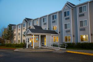 安克雷奇Baymont Inn & Suites by Wyndham Anchorage Airport的一座大型公寓楼,设有一座建筑