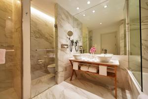 柏林柏林波茨坦广场皇冠假日酒店的一间带两个盥洗盆和淋浴的浴室