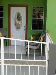卡斯特里Bougainvillea Apartments的前廊设有白色的栅栏和门