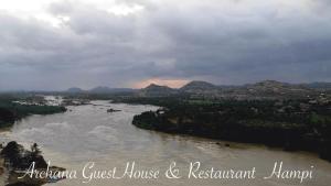 亨比Archana Guest House River View的享有山脉背景的河流美景