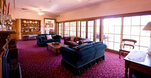 达博拉尼拉之家旅馆的带沙发和椅子的客厅以及窗户。