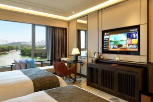 福州福州西湖大酒店的配有一张床和一台平面电视的酒店客房