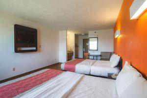 奥马哈Motel 6 Omaha - IAT West的酒店客房设有两张床和一台平面电视。