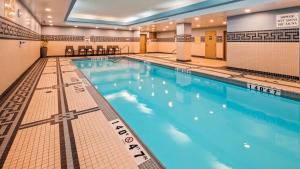多伦多多伦多机场卡灵威贝斯特韦斯特PREMIER酒店的蓝色海水大型室内游泳池