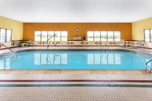 马里恩马里昂康福特套房酒店的在酒店房间的一个大型游泳池