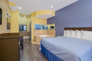 班宁班宁戴斯酒店的一间酒店客房 - 带一张床和一间浴室