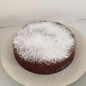 梅萨涅A casa ventotto的一块带糖粉的巧克力蛋糕