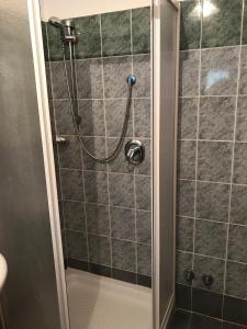 拉默齐亚泰尔默Hotel Bucolia的浴室内带软管的淋浴