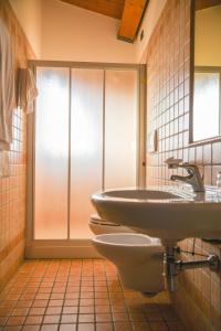 卡斯塔涅托卡尔杜奇卡罗酒店的一间带水槽和卫生间的浴室