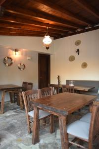 波尔塔里亚Archontiko Klitsa的用餐室配有木桌和椅子
