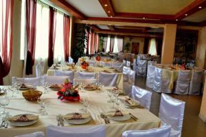 拉默齐亚泰尔默Hotel Bucolia的用餐室配有白色的桌子和白色的椅子
