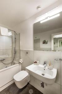 那不勒斯格雷列乌姆伯托艺术假日酒店的一间带水槽、卫生间和镜子的浴室