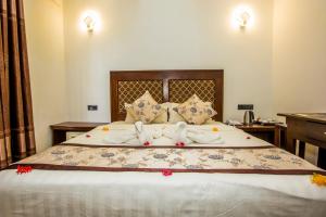 卡图纳耶克欧洲之星酒店的一间卧室配有一张大床和毛巾