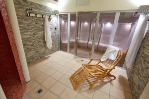 都灵Liberty Hotel的带淋浴和摇椅的浴室