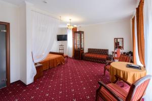 科夫罗夫El Hotel的酒店客房带一张床、一张桌子和椅子