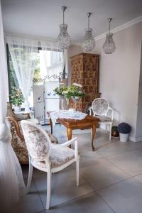 新托梅希尔薰衣草庭式旅馆的客厅配有桌子和两把椅子