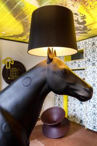 维尔茨堡Youth Hostel Würzburg的桌子上一盏有马雕的灯