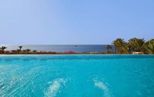 沙姆沙伊赫格兰罗塔纳度假村及Spa的一座背景海洋的游泳池