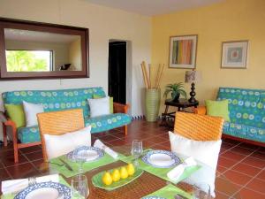 里奥格兰德Holiday Home at Rio Mar的客厅配有桌椅和沙发
